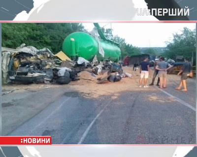 На трасі Ульянівка – Миколаїв зіткнулися одразу 4 вантажівки