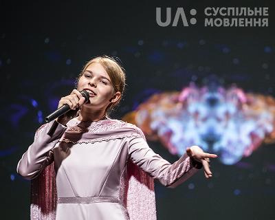 Софія Іванько приміряла костюм, у якому представить Україну на Дитячому Євробаченні