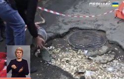 Засипати яму на дорозі грошима вирішили російські водії